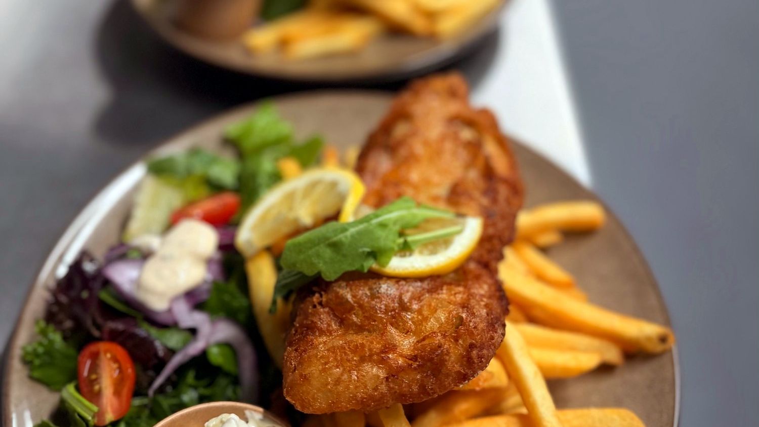 Fish and chips med tartarsås, pommes och sallad